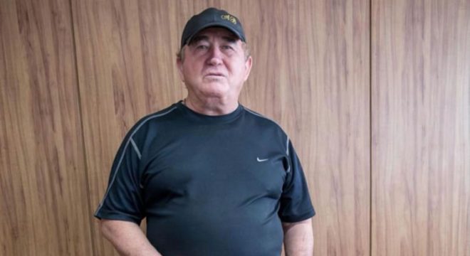 Gleisi Hoffmann ameaça processar Amado Batista após cantor chamar Lula de ladrão