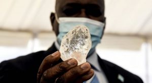 Terceiro maior diamante do mundo, com 1.098 quilates, é descoberto na África