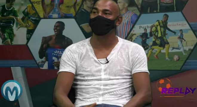 Atacante Moré fala ao Replay sobre luta contra o câncer, o dia em que comeu um cachorro e a vida no futebol