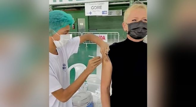 Xuxa Meneghel é vacinada contra a Covid-19 no Rio de Janeiro