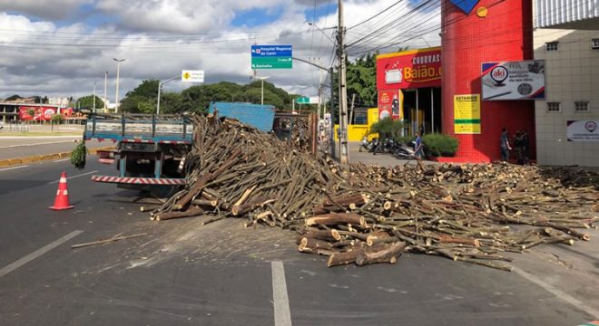 Carroceria de caminhão quebra na rotatória do Giradouro, madeira cai e atrasa o trânsito