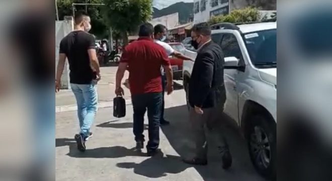 Secretário municipal de Barreira e suíço são presos por sequestro e cárcere privado de mulher
