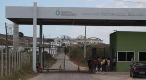 Ministério Público denuncia policiais penais que estariam levando celulares para presos