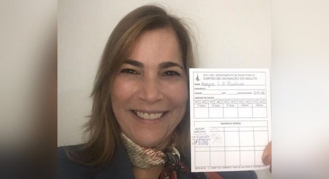 Mayra Pinheiro, a "Capitã Cloroquina", é vacinada contra Covid-19
