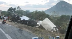 Caminhão tomba, e carga é saqueada em rodovia no interior do Ceará