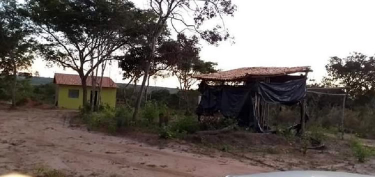 Casal que vivia em barracão ganha casa construída por voluntários