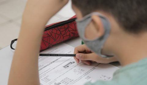 Escolas cearenses devem oferecer avaliações presenciais e remotas aos alunos, diz decreto estadual