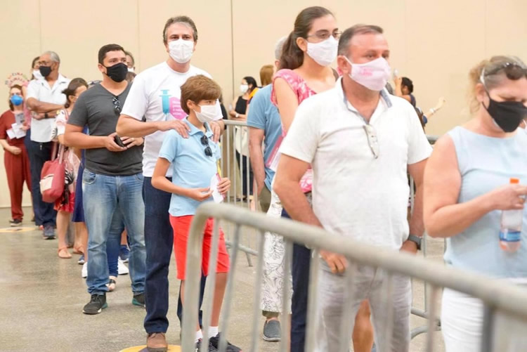 Governador Camilo Santana é vacinado contra Covid-19 em Fortaleza