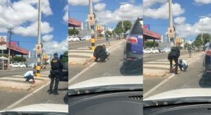Policial para carro e ajuda vendedor a recolher chicletes caídos no chão em Juazeiro do Norte