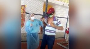 Com pressa em ser imunizado, agricultor rasga a camisa para receber vacina contra Covid-19