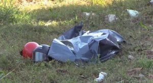 Idoso é colocado em saco plástico após ser considerado morto, mas se mexe e é salvo por repórter e PMs