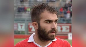 Jogador italiano morre em campo em partida que lembrava morte do seu irmão
