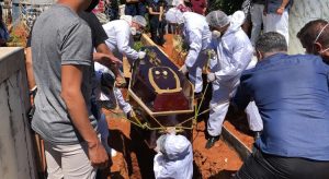 Sepultamento do comunicador João Boaventura reúne familiares e amigos