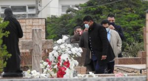 Após enterrar irmão, apóstolo Valdemiro diz que irá vacinar