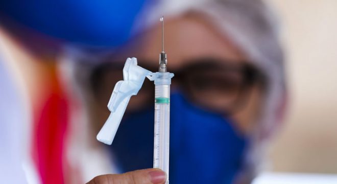 Reserva de R$ 1,6 bilhão feita pelo governo para a compra da Covaxin gerou prejuízo à saúde, diz procuradora