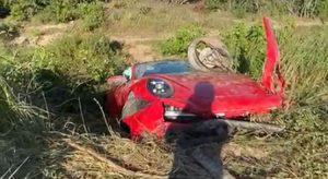 Motorista de carro de luxo cai em barranco no Ceará e abandona veículo no local