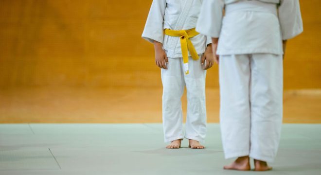 Criança de 7 anos morre após ser jogada no chão por 27 vezes em aula de judô