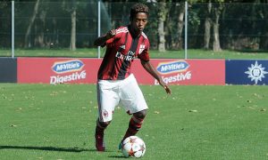 Ex-jogador do Milan comete suicídio e deixa carta apontando racismo