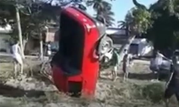 Veículo fica em posição inusitada após cair em buraco no Ceará