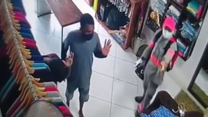 Veja assalto com reféns numa loja em Juazeiro e dupla apreendida a qual matou um cão