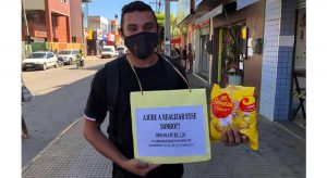 Cantor de Barbalha vende chocolate para realizar o sonho de gravar o primeiro CD