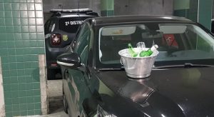 Polícia encontrou garrafas de bebidas alcoólicas, taças e balde com gelo no veículo dirigido por dono de pousada em Fortaleza (Foto: Rafaela Duarte/SVM)