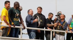 Exército anuncia que não vai punir Pazuello por presença em ato político