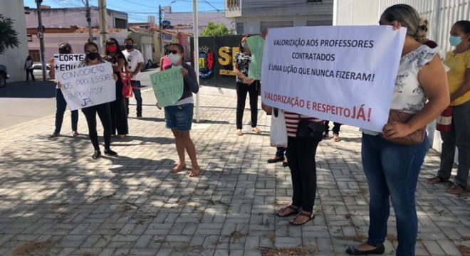 Professores fazem manifestação e secretária de Juazeiro informa que vai recorrer para realizar contratações temporárias