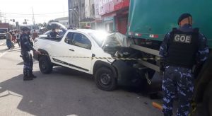 Veículo desgovernado bate em diversos carros e deixa um guarda municipal ferido