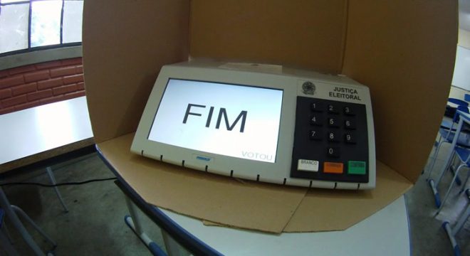 Presidentes de 11 partidos fecham posição contra voto impresso