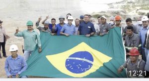 Trabalhadores fazem o 'L' de Lula com as mãos em foto com Bolsonaro no RN