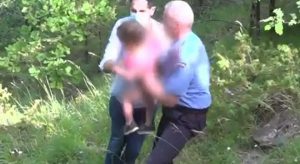 Repórter encontra bebê desaparecido enquanto cobria sumiço dele: 'Emoção'