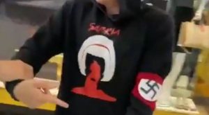 Jovem com suástica nazista no braço é flagrado em shopping de Pernambuco