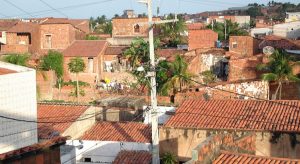 52,8% dos cearenses vivem em casas com quatro ou mais moradores e 5,4% não têm banheiro, diz IBGE