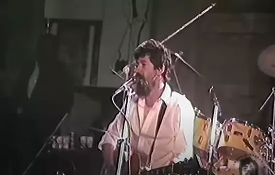 No dia em que Raul Seixas completaria 76 anos, show inédito do cantor é lançado