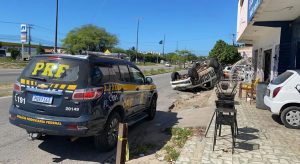 Carro da Polícia Militar capota e agentes são levados a hospital, na Grande Fortaleza