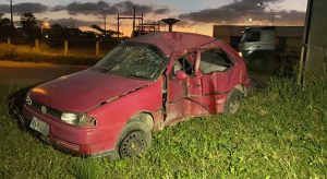 Carro com seis pessoas bate em postes e duas mulheres morrem, no Ceará