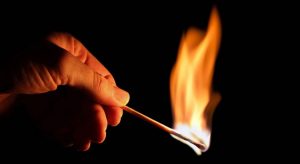 Homem tenta incendiar casa da ex-mulher e acaba tendo 70% do próprio corpo queimado