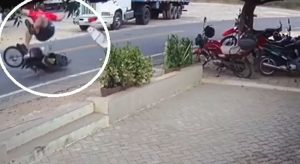 Motociclista é arremessado após ser atropelado por caminhonete no Ceará