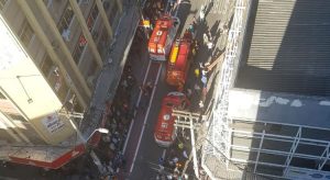 Pintor leva choque e fica pendurado por cabo de segurança no Centro de Fortaleza