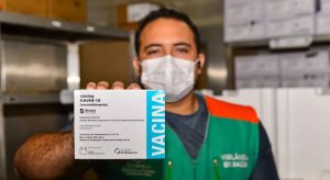 Novo lote de vacinas contra a Covid-19 da AstraZeneca chega ao Ceará