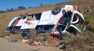 Ônibus que vinha de São Paulo para o Ceará despenca e deixa três mortos