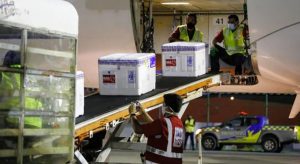 Aviões com novos lotes de vacinas contra a Covid-19 aterrissam no Ceará