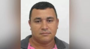 Homem é morto a tiros na calçada de casa após comentário sobre o assassino da filha