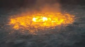 Vazamento de oleoduto da Pemex causa incêndio em mar, no Golfo do México