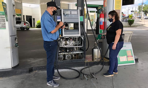 Inmetro fiscaliza postos de combustíveis em Juazeiro do Norte