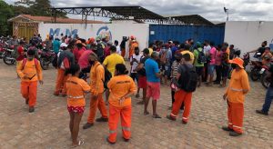 Trabalhadores da limpeza pública de Juazeiro do Norte se reúnem em frente à sede da MXM e cobram direitos
