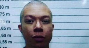 Após ter habeas corpus negado no sábado, DJ Ivis aparece careca na prisão