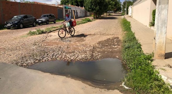 Moradores da Betolândia reclamam de buracos e lixo nas ruas e Prefeitura de Juazeiro responde