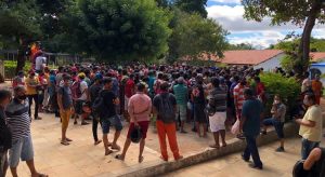 Trabalhadores da limpeza urbana de Juazeiro do Norte cobram pagamento atrasado e manutenção dos empregos